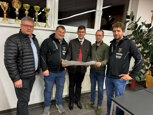 Bgm. Manfred Dullnig, Obmann Reinhard Schneeberger, LHStv. Martin Gruber, Kapellmeister Johannes Trojer und Dominik Brandstätter (Obmann-Stv) | Foto: Büro LHStv. Gruber
