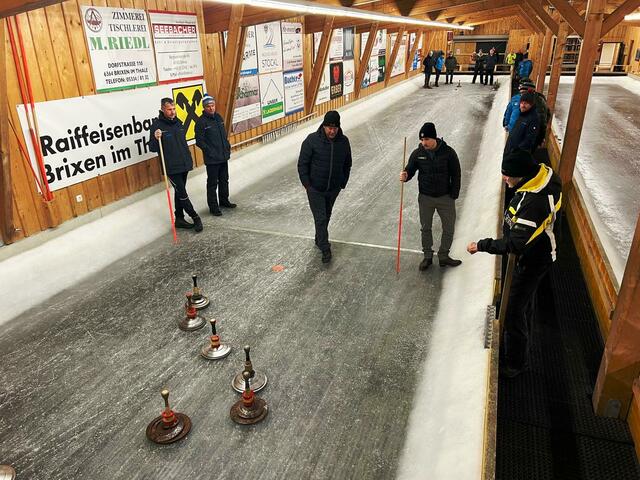 Sandro Schipflinger und Erich Schneider beraten
