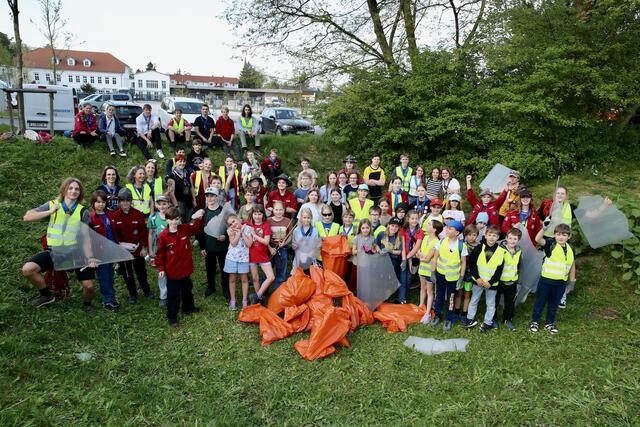 Viele Vereine und Institutionen – am Bild die Pfadfinder Steyr – helfen mit, die Stadt Steyr von weggeworfenen Abfällen zu befreien. | Foto: Klaus Mader