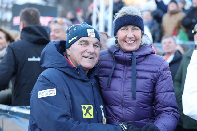 Im Bild: Bartl Gensbichler (Präsident des Salzburger Skiverbandes) mit Petra Kronberger (ehemalige Doppel-Olympiasiegerin und Weltmeisterin bei der WM 1991 in Saalbach-Hinterglemm) bei der Eröffnung der Ski-Weltmeisterschaften in Saalbach-Hinterglemm 2025 | Foto: Land Salzburg / Franz Neumayr