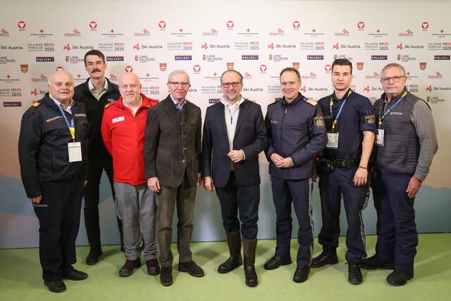 Im Bild: Klaus Portenkirchner (Bezirksfeuerwehrkommandant Pinzgau), Bernd Wilhelmstätter (Einsatzleiter Bezirkshauptmannschaft Zell am See), Thomas Huber (Bezirksrettungskommandant Pinzgau), Landeshauptmann Wilfried Haslauer, Bundeskanzler Alexander Schallenberg, Landespolizeidirektor Bernhard Rausch, Alexander Schmitzberger (Bezirkspolizeikommando Zell am See), und Herbert Wagner (Sicherheitskoordinator des Veranstalters) in der Zentrale des Einsatzstabes in Hinterglemm | Foto: Land Salzburg / Franz Neumayr