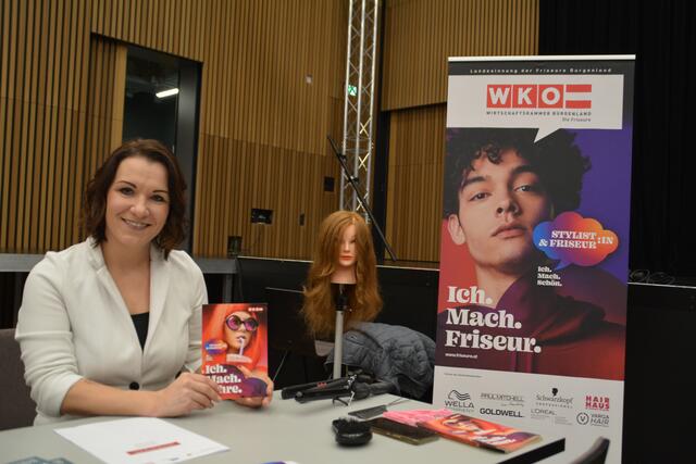 Anita Gold vertrat die Friseurinnung des Landes und informierte über den Lehrberuf. | Foto: Jennifer Flechl