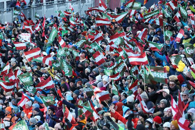 Abseits der Pisten ist die Fanmeile das Herzstück des Geschehens. Von morgens bis abends strömen Besucher aus aller Welt in den Bereich. Im Bild: Fans, Stimmung bei der Ski WM 2025 in Saalbach | Foto: Land Salzburg /Neumayr/Leopold