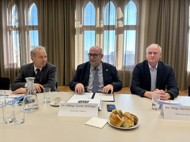 Schulterschluss der regionalen Gymasien: die Direktoren Peter Kospach, Gunter Wilfinger und Hannes Schuster (v. l.)  | Foto: MeinBezirk