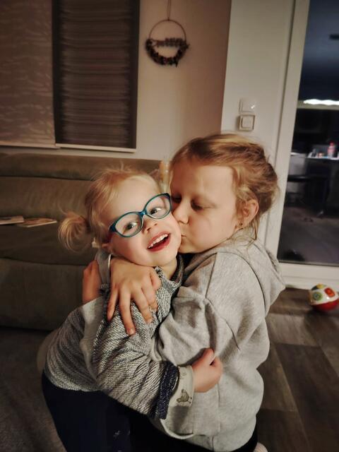 Hannah und ihre "große" Schwester  | Foto: privat