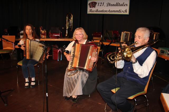 Aufgespielt hat auch die "Dirndltaler Stammtischmusi" von links: Christiana Schleifer - Heidi Zeilinger - Franz Umgeher | Foto: Josef und Maria Rathkolb