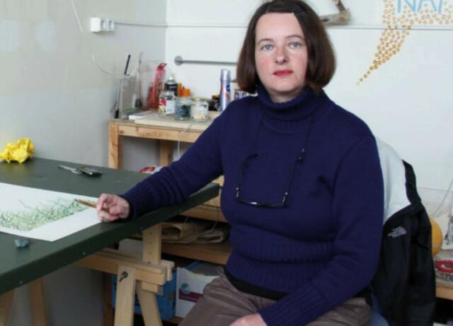 Die Künstlerin und Graphikerin Angelika Kreilinger bei der Arbeit. | Foto: Angelika Kreilinger