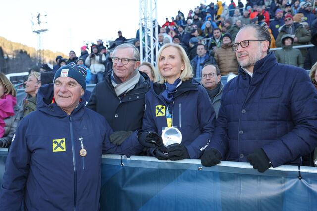 Im Bild v.l.: Bartl Gensbichler, Präsident des Salzburger Skiverbandes, Landeshauptmann Wilfried Haslauer, Roswitha Stadlober, ÖSV-Präsidentin und Bundeskanzler Alexander Schallenberg | Foto: Land Salzburg / Franz Neumayr