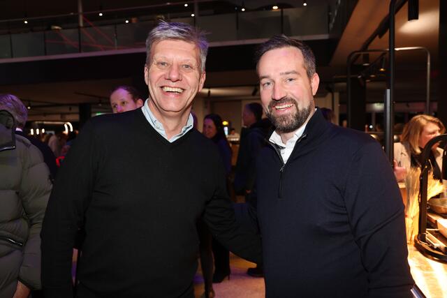 Im Bild v.l.: Josef Resch (Prokurist Salzburg AG) und Landeshauptmann-Stellvertreter Stefan Schnöll | Foto: Land Salzburg / Franz Neumayr