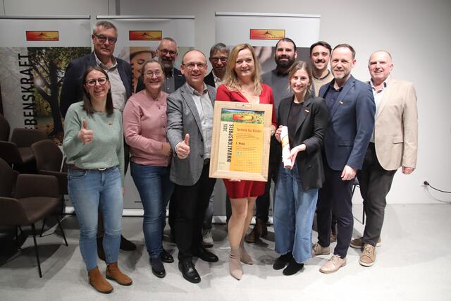 Die verdienten Sieger: Der Verein "Technik für Kinder" holte sich den ersten Platz im Bereich Handwerk. | Foto: MeinBezirk