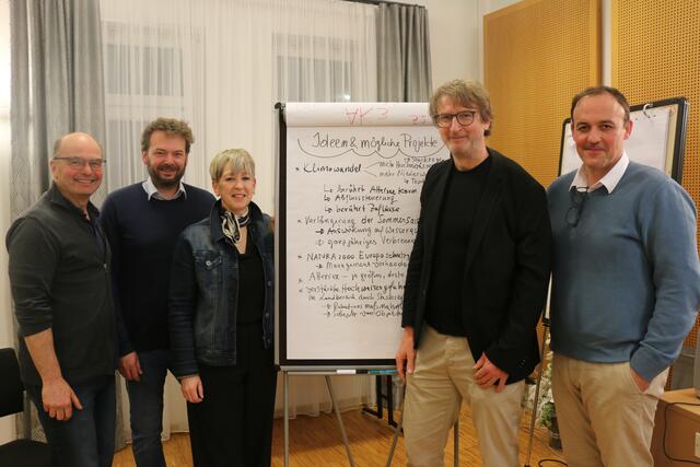 Werner Schnetzer (Wassergenossenschaft Unterach West), Obfrau-Stv. Gerhard Gründl, Obfrau Nicole Eder, Leader-Manager Walter Schnauder und Christian Schilcher (OÖ Tourismus). | Foto: Maria Rabl