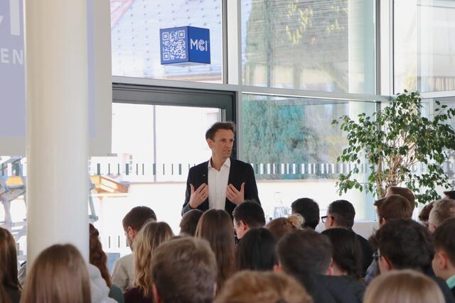 Hansjörg Jaufenthaler führte durch den Vormittag und vermittelte den BesucherInnen spannende sowie hilfreiche Fakten. | Foto: Lea Mayr