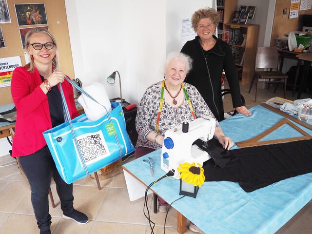 Christine Hengl schneidert aus alten Transparenten Taschen und gibt ihnen ein zweites Leben. | Foto: Marktgemeinde Zwentendorf