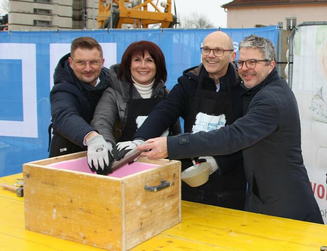 Efedinger Bürgermeister Christian Penn, Sabine Binder,  Wolfgang Kreinecker und Robert Oberleitner mit der „Flaschenpost“. | Foto: FPÖ GR/EF