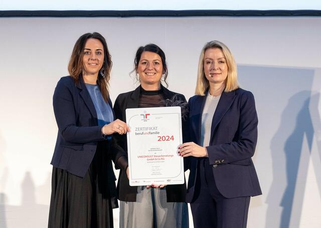 v.l.: Romana Hargaßner und Karina Haas (UNICONSULT) mit Bernadett Humer (Sektionschefin für Familie & Jugend im Bundeskanzleramt) | Foto: @ Harald Schlossko