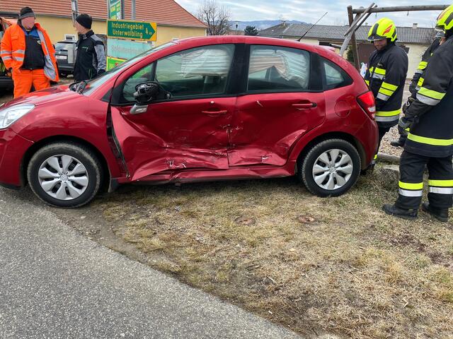Das Unfallfahrzeug wies seitlich eine große Delle auf.  | Foto: Kral