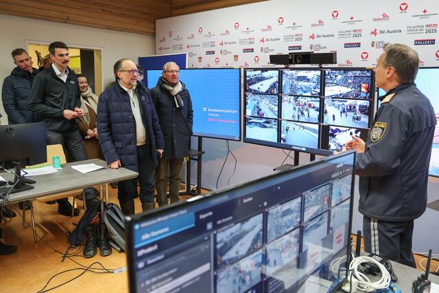 Im Bild: Bernd Wilhelmstätter (Einsatzleiter Bezirkshauptmannschaft Zell am See), Bundeskanzler Alexander Schallenberg, Landeshauptmann Wilfried Haslauer und Landespolizeidirektor Bernhard Rausch in der Einsatzzentrale. | Foto: Land Salzburg / Franz Neumayr
