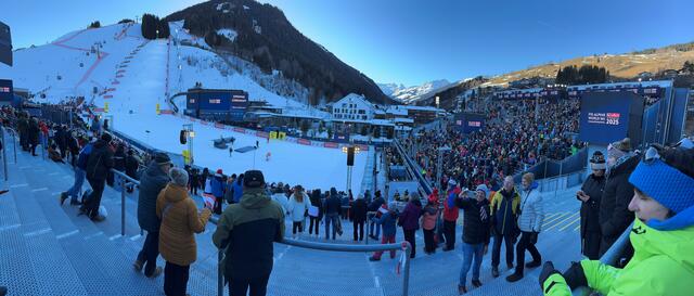 Du hast vom Skisport und der WM überhaupt keine Ahnung – keine Sorge! In unserem Beitrag erfährst du alles, was du zur Ski-WM wissen musst. Im Bild: Panoramabild mit Blick auf das Zielstadion und Tribünen | Foto: Land Salzburg/Melanie Hutter