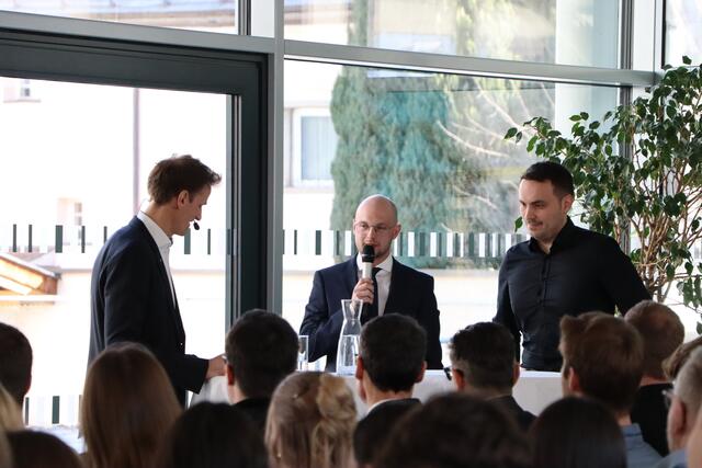 Lukas Muigg und Marcel Brugger-Wibmer erzählten von ihren Studienerfahrungen am MCI. Resümee: Sie würden es immer wieder tun! | Foto: Lea Mayr