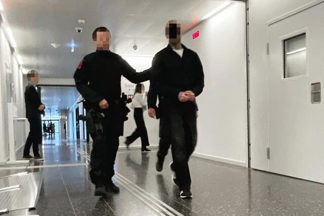 Der Beschuldigte kam direkt aus der Zelle. | Foto: Gernot Heigl