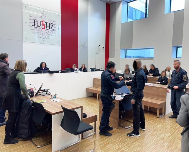 Erst im Gerichtssaal wurden dem Mann die Handschellen abgenommen. | Foto: Gernot Heigl