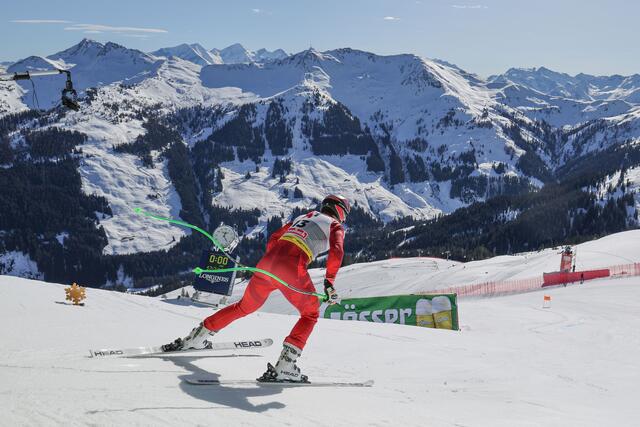 Im Bild: Vincent Kriechmayr aus Österreich beim Start | Foto: Land Salzburg / Franz Neumayr