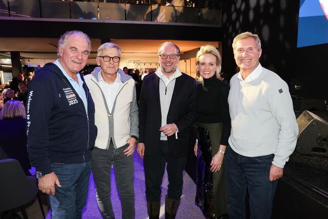 Im Bild v.l.: Bartl Gensbichler (Präsident Landesskiverband Salzburg), Peter Buchmüller (Präsident Wirtschaftskammer Salzburg), Bundeskanzler Alexander Schallenberg), Ex-Skirennläuferin Alexandra Meissnitzer und Manfred Pammer (Direktor Wirtschaftskammer Salzburg) | Foto: Land Salzburg / Franz Neumayr