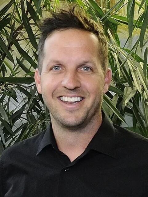 Patrick Masser ist der neue Schulleiter der Mittelschule Groß St. Florian. Er setzt in der Frage nach dem Umgang mit dem Handy auf Autonomie der Schulen. | Foto: Foto Strametz