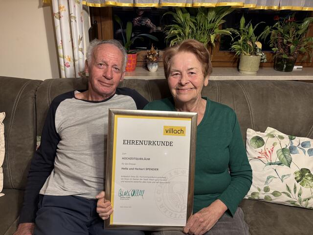 Herbert und Hella Spendier aus Villach gehören zu den aktuellen Ehepaaren, denen die Stadt Villach zum 50. Hochzeitstag eine Urkunde überreichte. 
 | Foto: MeinBezirk.at
