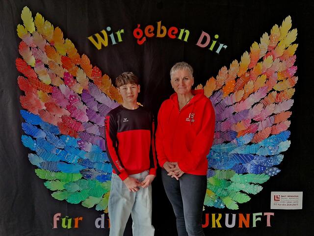 Direktorin Susanna Stiftner und der Schulsprecher weihten die „Flügel der S/MS St. Valentin/Schubertviertel“ ein.  | Foto: Sport/Mittelschule St. Valentin