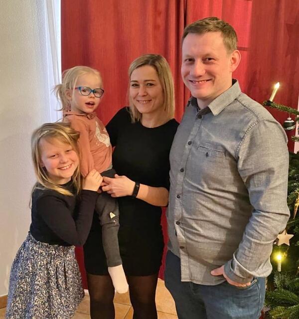 Corinna und Sascha ist es ein Anliegen, auf MCHS aufmerksam zu machen. Denn, es dürften in Österreich mehr Kinder den angeborenen Gendefekt MEF2C haben, der oftmals noch nicht erkannt wird. Aktuell sind hierzulande drei Fälle bekannt. Die Eltern von Hannah haben sich einem deutschen Verein angeschlossen, dessen Ziel es ist, Geld für die Forschung zu lukrieren. | Foto: privat