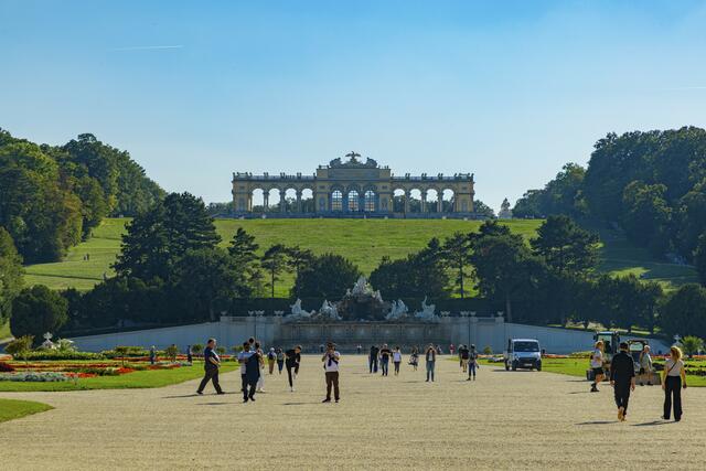 Die Gloriette von Schloss Schönbrunn.  | Foto: Lucas Seebacher / imageBROKER / picturedesk.com