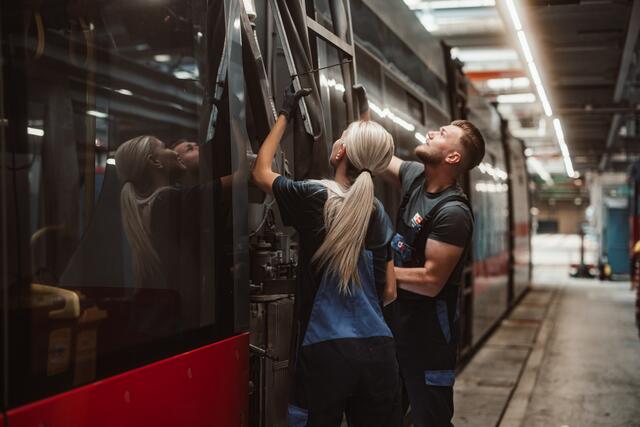 Locken möchte man auch mit der Möglichkeit, dass die Matura parallel zur Lehrlingsausbildung bei den Wiener Stadtwerken absolviert werden kann. | Foto: Wiener Stadtwerke/Thomas Geiblinger
