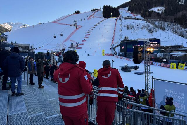 Im Bild: Einsatzkräfte des Roten Kreuzes auf der Tribüne | Foto: Land Salzburg/Melanie Hutter