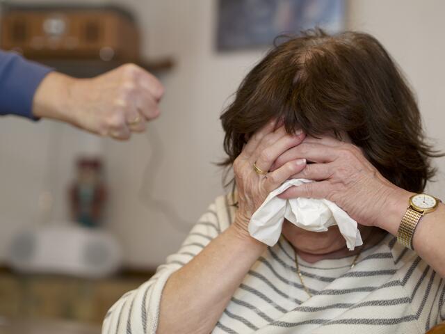 Gewalt ist kein Phänomen junger Heißsporne. Sie kommt selbst bei älteren Ehepaaren vor (Symbolfoto). | Foto: Santrucek