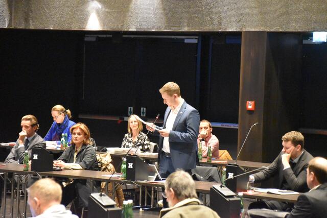 Lukas Blunder warf Krumschnabel politische Einflussnahme sowie Machtmissbrauch vor. | Foto: Barbara Fluckinger