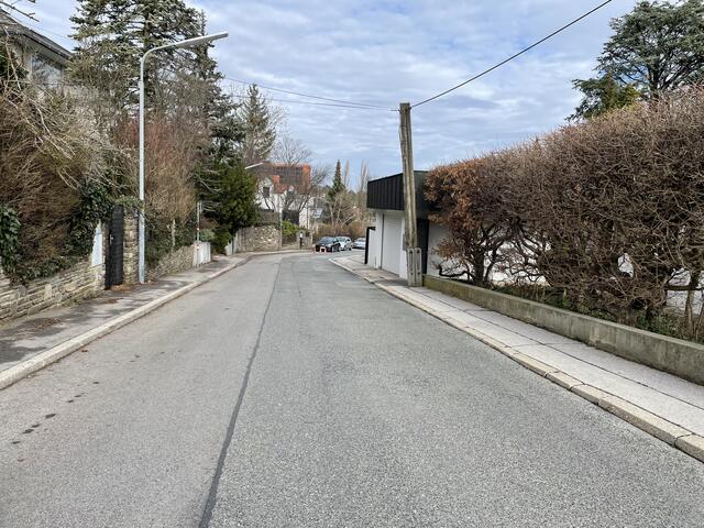 Knapp über dieser Kurve soll die Ein- und Ausfahrt in die Tiefgarage sein.  | Foto: privat