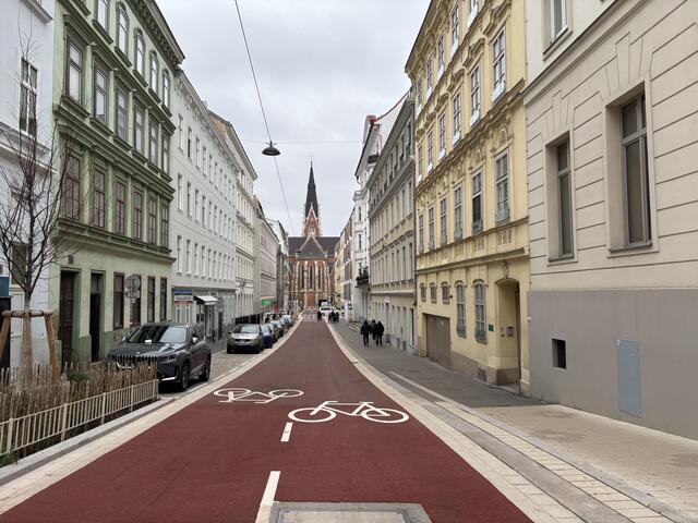 Auf der roten Straße haben Fahrräder Vorrang. (Archiv) | Foto: Tamara Winterthaler/MeinBezirk