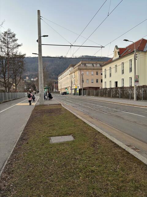 Die Ruhe vor dem Sturm: Rund um die Haltestelle Schloss Eggenberg herrscht sowohl in den Morgenstunden als auch zu Mittag regelmäßig Chaos.  | Foto: MeinBezirk