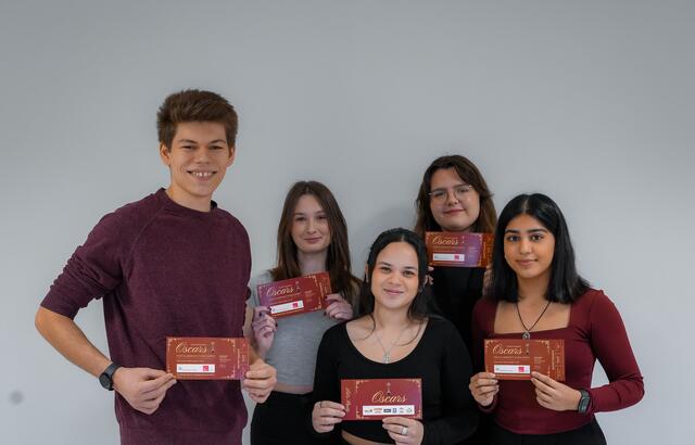 Die Teamleiter:innen des hak:zwei Maturaballkomitees 2025 präsentieren stolz die Eintrittskarten für den Ball des Jahres. 