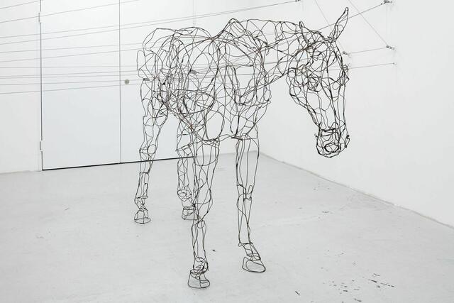 "Dialog der Verformung", Pferdeskulptur aus verschiedenen Materialien, eine interaktive Installation von Ismael Picker. | Foto: Ismael Picker