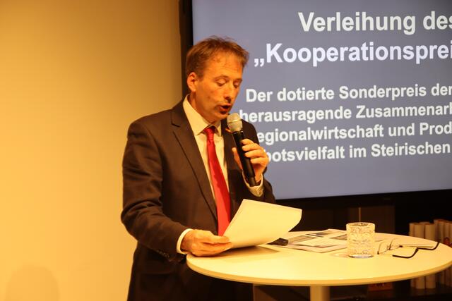 Juryvorsitzender Christian Krotschek gab die Preisträger bekannt. | Foto: MeinBezirk