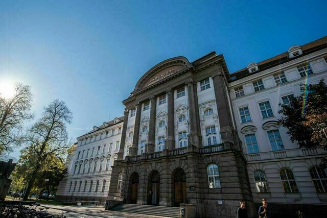 Eine FPÖ-geführte Regierung stehe liberaler Demokratie entgegen und würde Rechtsstaatlichkeit, Menschenrechte und Minderheitenschutz, Medienfreiheit, eine unabhängige Justiz und Wissenschaftsfreiheit gefährde, heißt es im Brief.
| Foto: Universität Innsbruck/Birgit Pichler