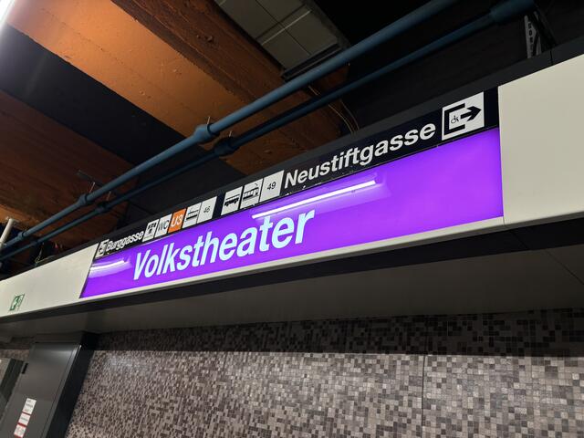 Im Netz wird derzeit lebhaft über die neuen U-Bahn-Logos auf der Linie U2 diskutiert. | Foto: MeinBezirk