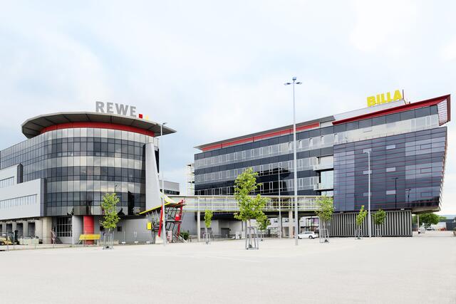 "Reiner Formalverstoß": Der Sitz von Rewe International in Wiener Neudorf: Hier wehrt man sich gegen die hohe Strafe nach Übernahme eines Welser Lebensmittelgeschäftes. | Foto: Rewe Group