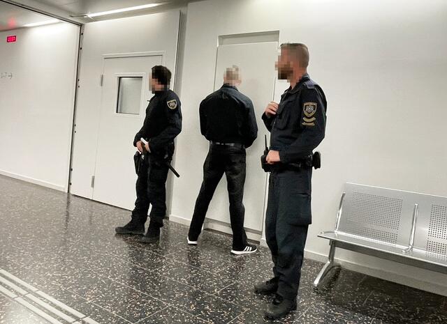 In Handschellen, unter Aufsicht von zwei Justizwachebeamten, wurde der Angeklagte zum Prozess ins Landesgericht Eisenstadt vorgeführt. | Foto: Gernot Heigl