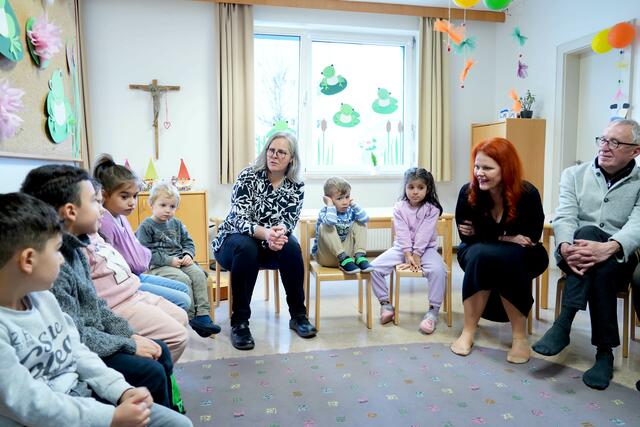 LR Cornelia Hagele mit Bürgermeister Herbert Mayer beim Besuch des Kindergartens. | Foto: Land Tirol/Krepper
