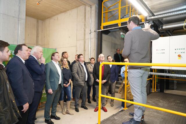 Den Anwesenden wurde der Biokessel erklärt.  | Foto: MeinBezirk.at