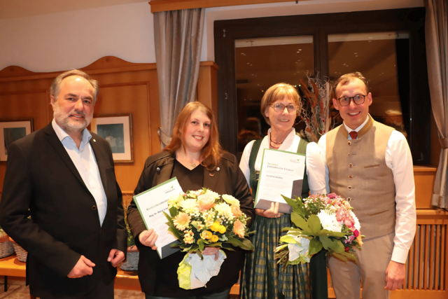 Von links: Richard Breschar (Direktor, Salzburger Bildungswerk), Maria Erker, Christine Winkler und Christian Altendorfer. | Foto: Salzburger Bildungswerk/Wolfgang Hitsch
