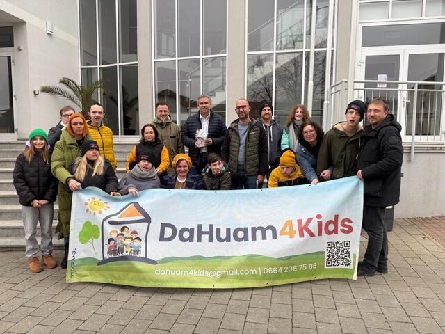 Bei der Spendenübergabe der Gemeinde Pilgersdorf an den Verein "Dahuam4 Kids".  | Foto: Gemeindeamt Pilgersdorf